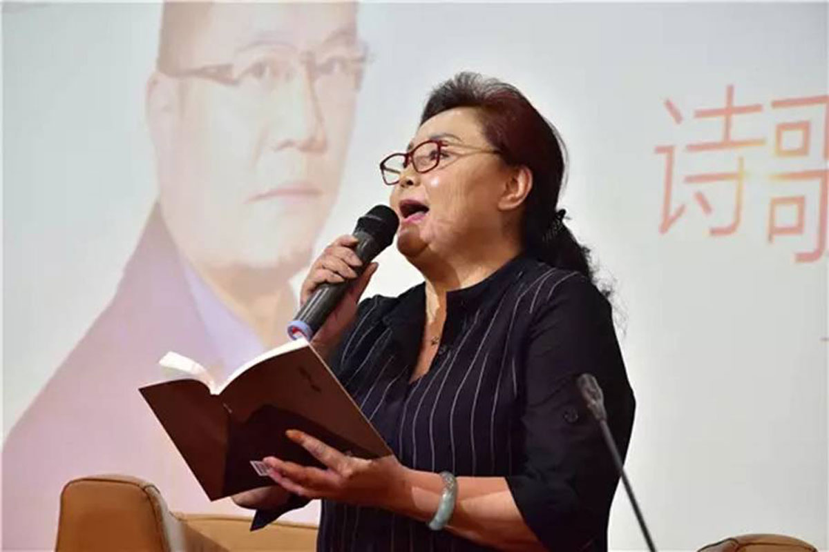 贵阳市总工会副主席徐兰也上台激情诵读李老师诗歌作品.